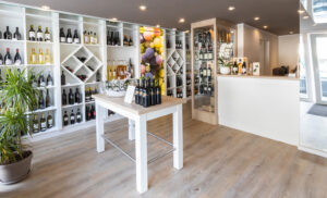 Vino Shop in Willingen, Regalansicht, Theke und Präsentationstisch