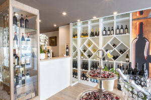 Vino Shop in Willingen, Regalansicht, Theke