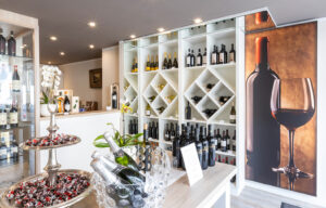 Vino Shop in Willingen, Regalansicht, Theke