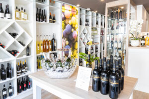 Vino Shop in Willingen, Regalansicht, Theke