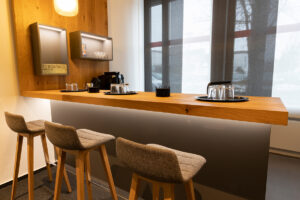 Kaffeeküche der Sparkasse Lippstadt, mit drei Stühlen an einer Theke, Loungebeleuchtung, atmosphärisch