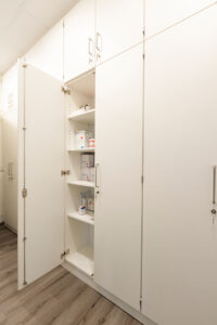 Ärztehaus Möhnesee-Körbecke, weiße Schrankwand mit Medikamenten