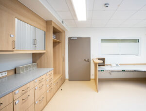 Krankenhaus, Untersuchungszimmer, Schrankwand helles Holz, Schreibtisch