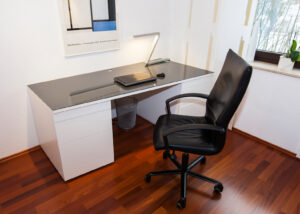 Wohnraum, Arbeitszimmer, weißer Schreibtisch mit schwarzer Glasplatte